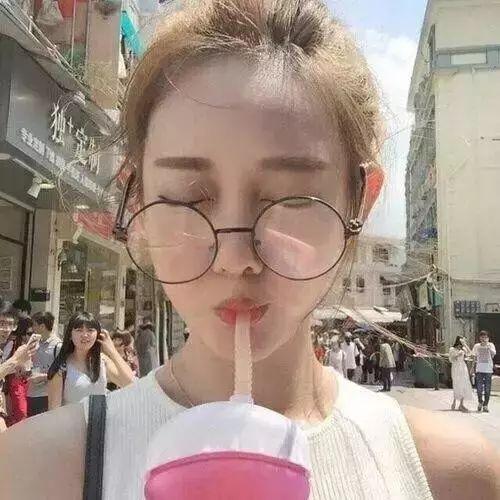 宿舍眼镜女孩吃瓜视频,吃瓜视频背后的趣味生活