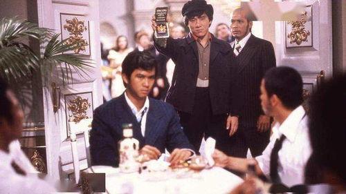 成龙民国吃瓜看戏,成龙一窥民国百态，吃瓜看戏品人生