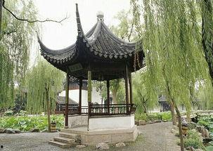 夏天凉亭吃瓜,瓜香四溢的悠闲时光