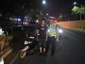 吃瓜群众看交警